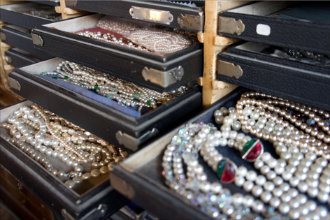 jeanne-danjou-paris-vintage-costume-jewelry-antique-glass-baroque-beads-repairs-retail-collector-necklace-mistinguett-josephine-baker-moulin-rouge