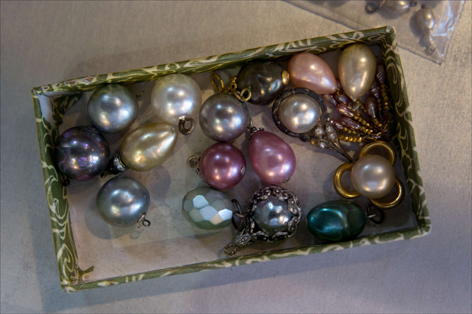 jeanne-danjou-paris-vintage-costume-jewelry-antique-glass-baroque-beads-repairs-retail-collector